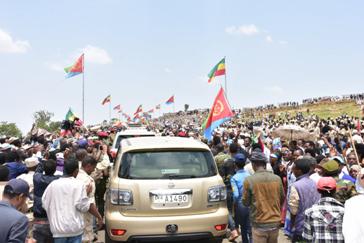 Text Box: Figure 1 Rendezvous between the people of Tigray and Eritrea when the border opened: the unforgettable moment